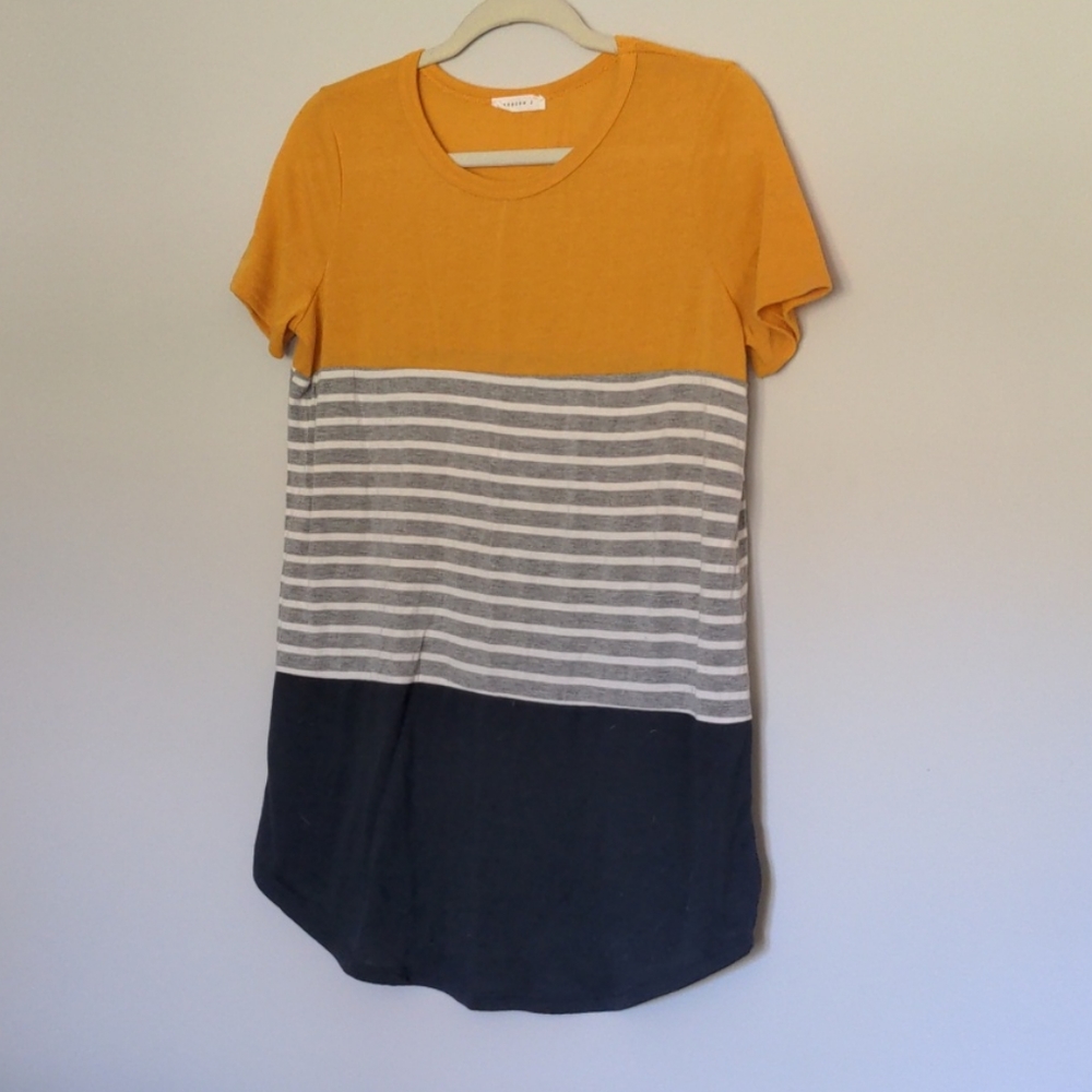 Size M color block top. Mustard, gray and navy.